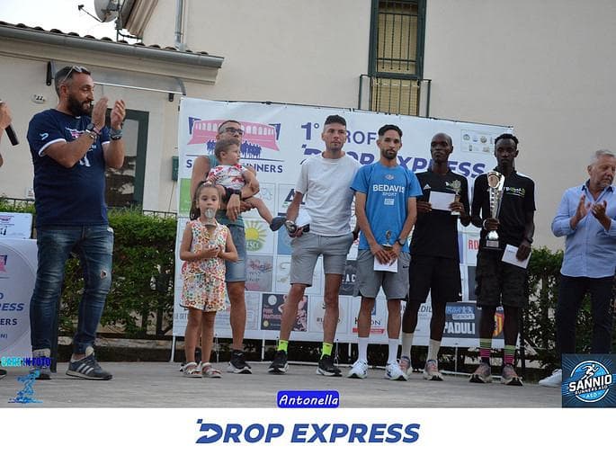 Cerimonia di premiazione con atleti Sannio Runners e sponsor DropExpress